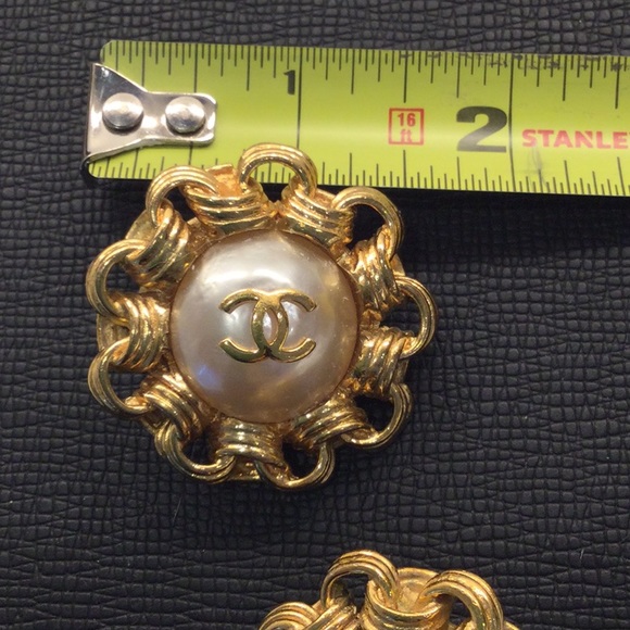 CHANEL 93A Vintage Pearl and Bijoux Chain Border Large Earrings - Picture 3 of 4